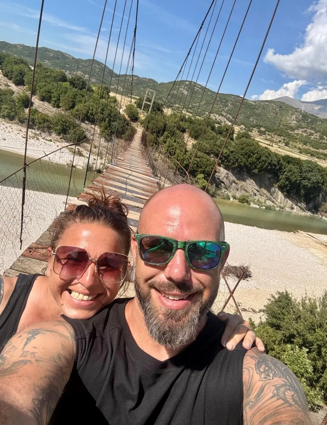 Marlene und Markus Stadler auf einer Hängebrücke